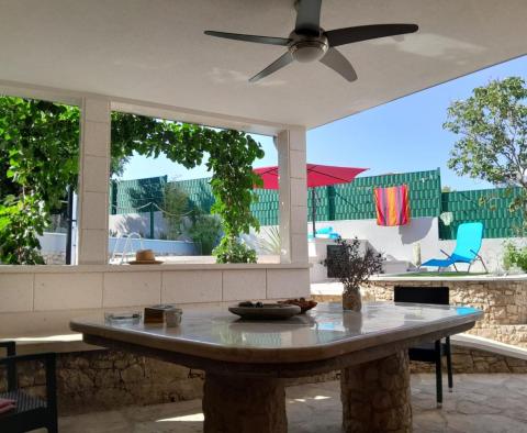 Belle villa sur Čiovo, Trogir, avec piscine, à seulement 200 m de la mer, à vendre - pic 5