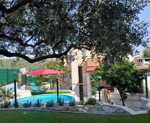 Belle villa sur Čiovo, Trogir, avec piscine, à seulement 200 m de la mer, à vendre - pic 10