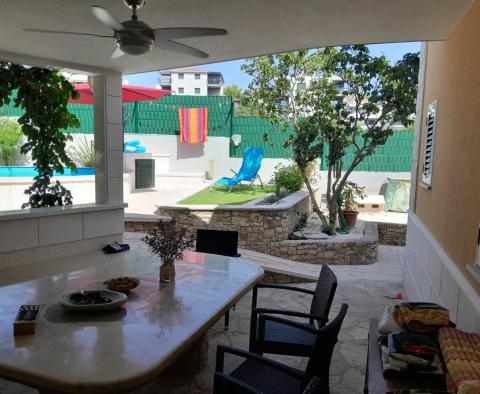 Belle villa sur Čiovo, Trogir, avec piscine, à seulement 200 m de la mer, à vendre - pic 18
