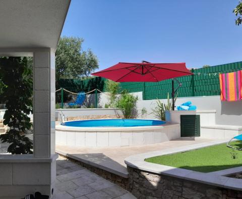 Belle villa sur Čiovo, Trogir, avec piscine, à seulement 200 m de la mer, à vendre - pic 19