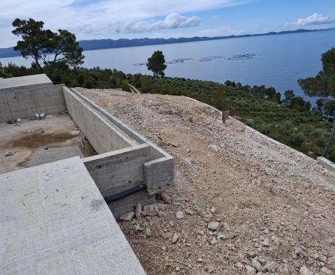 Két fantasztikus új építésű villa a Brač szigeten, az első sorban a tengerhez, hatalmas területen olajfaligettel, eladó - pic 8