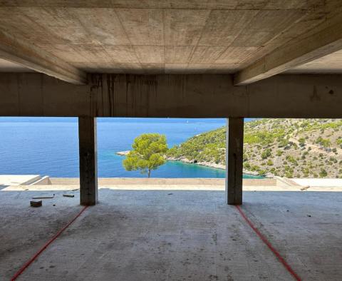Két fantasztikus új építésű villa a Brač szigeten, az első sorban a tengerhez, hatalmas területen olajfaligettel, eladó - pic 6