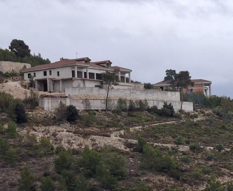 Két fantasztikus új építésű villa a Brač szigeten, az első sorban a tengerhez, hatalmas területen olajfaligettel, eladó - pic 14