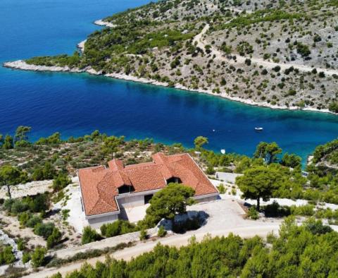 Egyedülálló 1. vonali villa a Brač szigeten, első sor a tengerhez, hatalmas, 32 000 m²-es területen eladó - pic 11