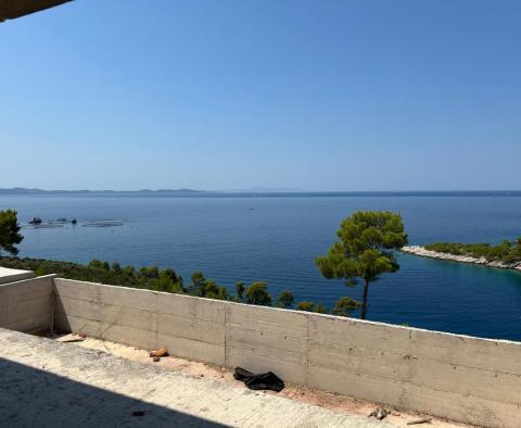 Villa fascinante en première ligne sur l'île de Brač, sur 32 000 m² de terrain, à vendre - pic 5