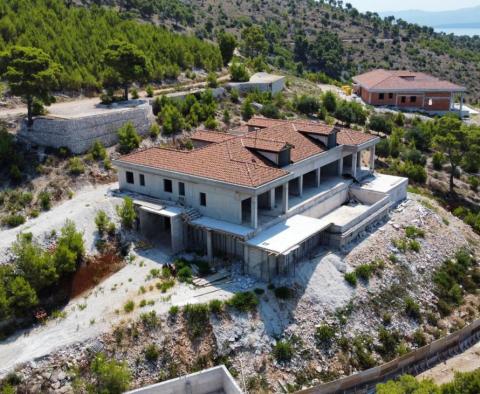 Villa fascinante en première ligne sur l'île de Brač, sur 32 000 m² de terrain, à vendre - pic 10