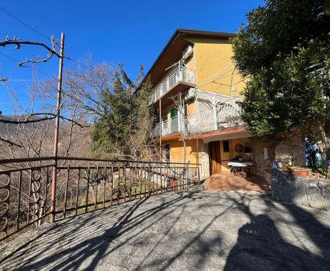 Maison individuelle avec deux appartements et vue sur la mer à Veprinac au-dessus d'Opatija, à vendre - pic 4