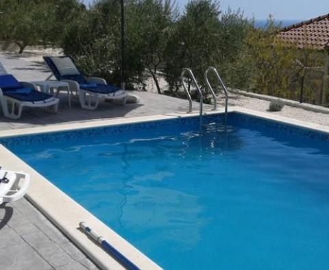 Une villa confortable dans la station balnéaire peu élevée de Sevid entre Trogir et Rogoznica, au bord de fabuleuses baies et péninsules, Croatie - pic 11