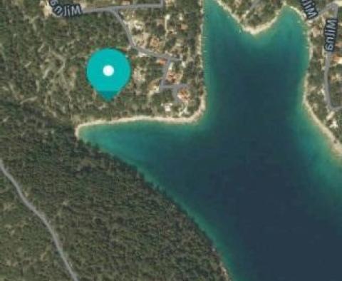 Terrain en bord de mer situé au paradis dans une magnifique baie de Lucice près de Milna sur l'île de Brac 