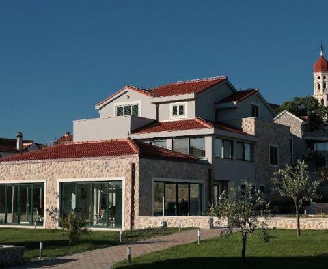 Hatalmas, 3000 m2-es birtok két luxusvillával mindössze 50 méterre a tengertől Murterben, Sibenik környékén 