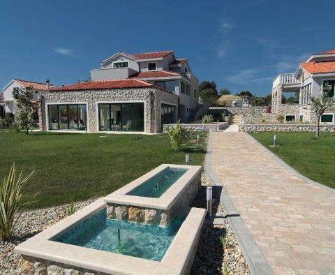 Riesiges Anwesen von 3000 m2 mit zwei Luxusvillen, nur 50 Meter vom Meer entfernt auf Murter, Sibenik - foto 2