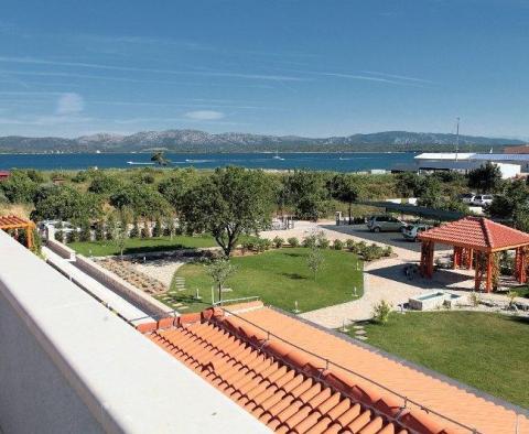 Immense domaine de 3000 m2 avec deux villas de luxe à seulement 50 mètres de la mer à Murter, région de Sibenik - pic 3