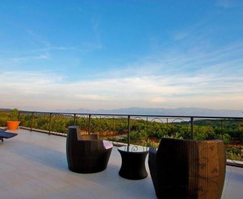Faszinierende Villa in Sutivan auf der Insel Brac mit einem Grundstück von 11450 m2, mehr als 1 ha! 