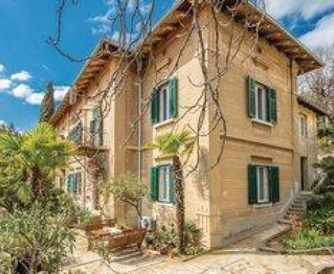 Grande villa dans la banlieue de Rijeka à seulement 50 mètres de la mer à vendre 
