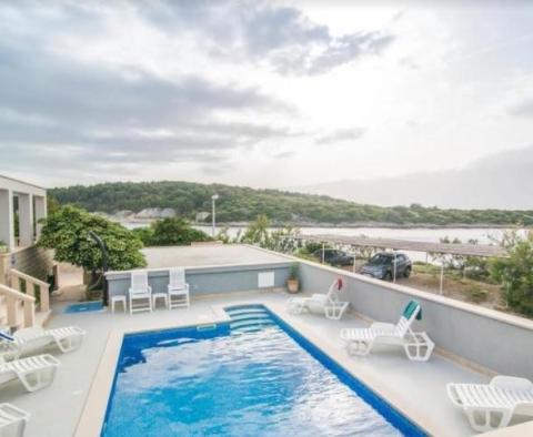Erste Linie neues Mini-Hotel mit Schwimmbad, ausgezeichnete ruhige Lage auf Brac Insel - foto 7