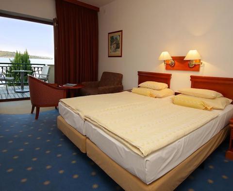 Eladásra kínálják Sibenik egyik legjobb szállodáját - nagyon ritka lehetőség magas színvonalú tengerparti szálloda vásárlására! - pic 3
