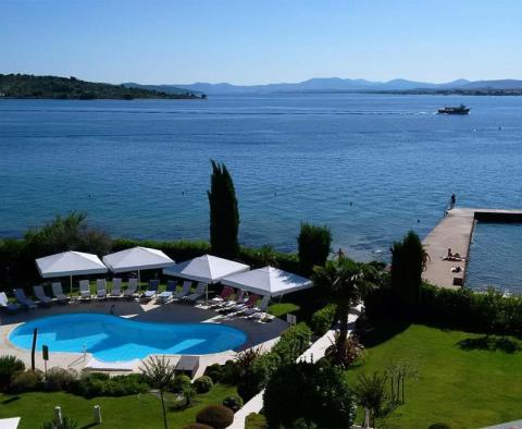 Jeden z nejlepších hotelů v oblasti Šibenik je nabízen k prodeji - velmi vzácná příležitost ke koupi prvotřídního přímořského hotelu! - pic 9