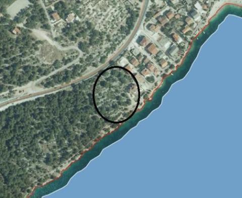 Terrain en première ligne de Brodarica - excellente opportunité de construire un hôtel-boutique dans la région de Sibenik! 