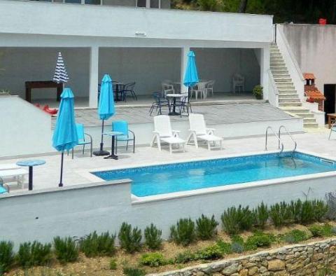 Bájos kis szálloda úszómedencével az Omis riviérán 