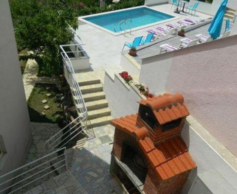 Charmant petit hôtel avec piscine sur la riviera d'Omis - pic 9