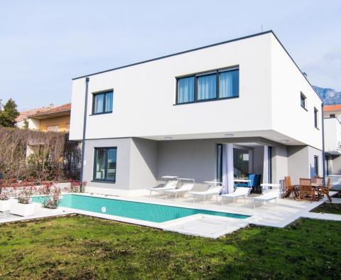 Deux villas flambant neuves à Kastel Kambelovac avec piscines à vendre dans un package - pic 36