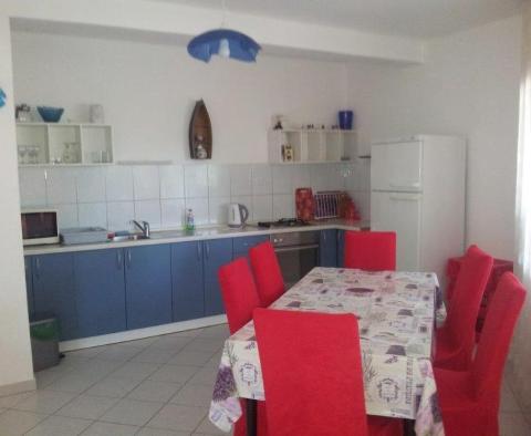 Apartmánový dům první linie s bazénem přímo u pláže - pic 21