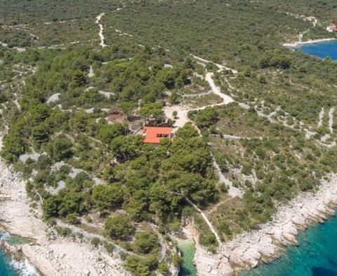 Beau domaine au bord de l'eau sur une petite île près de Split sur 8414 m2 - la péninsule complètement isolée sera à vous, avec une place pour un bateau ! 