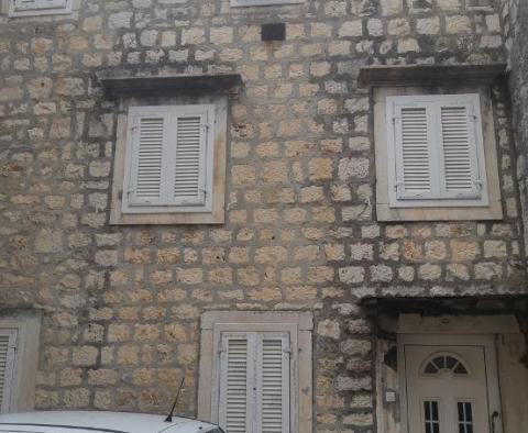 Unikátní kamenný dům v Trogiru jen 50 metrů od moře - pic 5