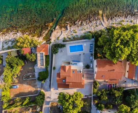 Plážová vila s bazénem s tradičním kamenem na ostrově Brač - pic 15