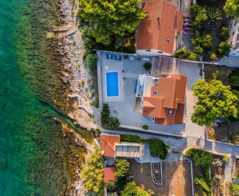 Plážová vila s bazénem s tradičním kamenem na ostrově Brač - pic 16
