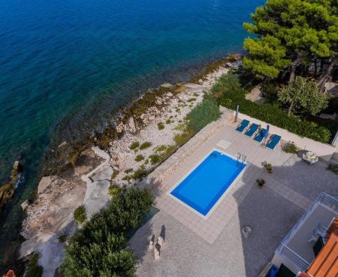Plážová vila s bazénem s tradičním kamenem na ostrově Brač - pic 32
