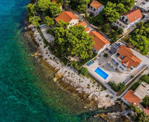 Plážová vila s bazénem s tradičním kamenem na ostrově Brač - pic 39