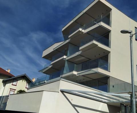 Luxus új lakás egy új rezidenciában medencével, Abbáziában 