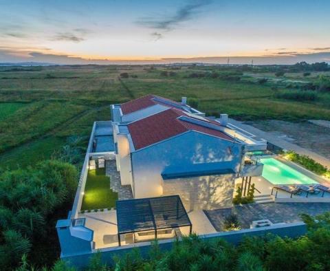 Fantastická moderní vila v oblasti Privlaka s SPA oázou, jacuzzi a bazénem - pic 22