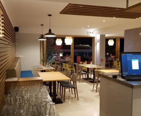 Vkusně zrekonstruovaná budova na pobřeží se stylovou restaurací a třemi apartmány na Čiovu - pic 3