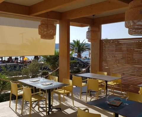 Со вкусом отремонтированное здание на берегу моря со стильным рестораном и тремя апартаментами на Чиово - фото 2