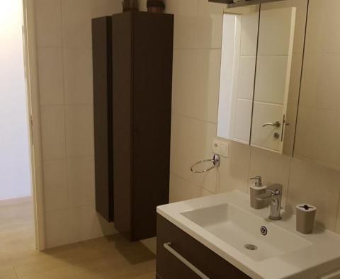 Ízlésesen felújított tengerparti épület stílusos étteremmel és három apartmannal a Ciovo-n - pic 10