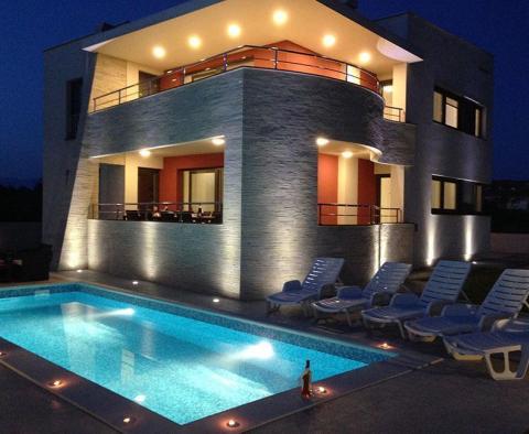 Rare villa moderne à Zadar avec vue sur la mer et piscine, à 120 mètres de la mer seulement - pic 2
