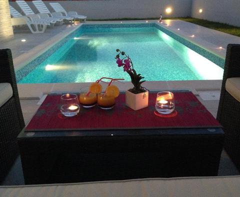 Rare villa moderne à Zadar avec vue sur la mer et piscine, à 120 mètres de la mer seulement - pic 4
