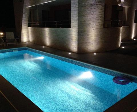 Rare villa moderne à Zadar avec vue sur la mer et piscine, à 120 mètres de la mer seulement - pic 11