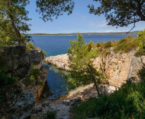 Magnifique domaine en bord de mer sur une petite île près de Split sur 8414 m2 - péninsule complètement isolée sera à vous, avec un emplacement pour un bateau ! - pic 6