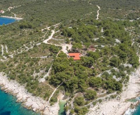 Magnifique domaine en bord de mer sur une petite île près de Split sur 8414 m2 - péninsule complètement isolée sera à vous, avec un emplacement pour un bateau ! - pic 7