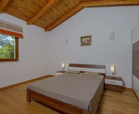 Magnifique domaine en bord de mer sur une petite île près de Split sur 8414 m2 - péninsule complètement isolée sera à vous, avec un emplacement pour un bateau ! - pic 18