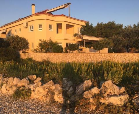 Schönes touristisches Anwesen direkt am Meer mit 5 Apartments direkt am Strand - foto 3