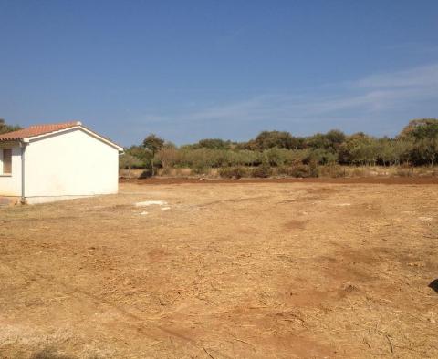 Terrain spacieux à 600 mètres de la mer dans la région de Rovinj (Vestar) 