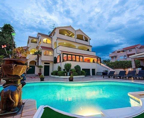 Krásný mini-hotel ve Vodicích s bazénem pro 5 ubytovacích jednotek, výhled na moře, Šibenik 