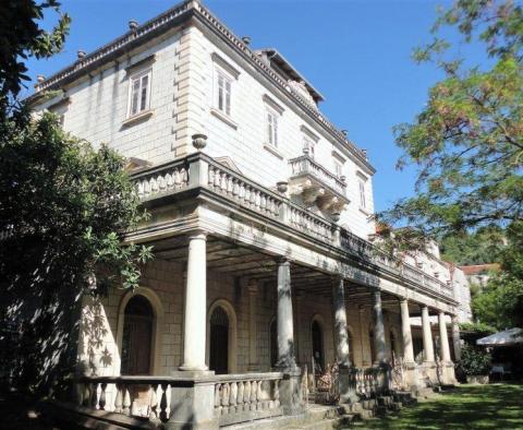 Old luxury palace on Sipan island for sale just 80 meters from the beach 