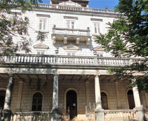Old luxury palace on Sipan island for sale just 80 meters from the beach - pic 19