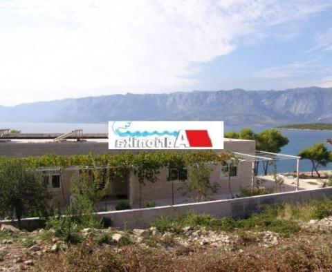 Unikátní nábřežní vila na ostrově Brač na 11 000 m2 pozemku u moře - pic 12