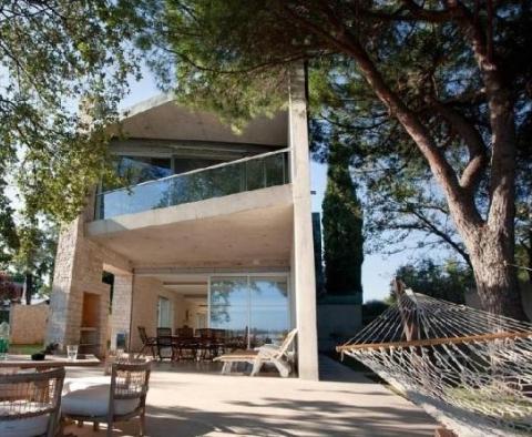 Prvořadá vila výjimečné architektury se soukromou pláží - jedinečná nemovitost pro Istrii! 
